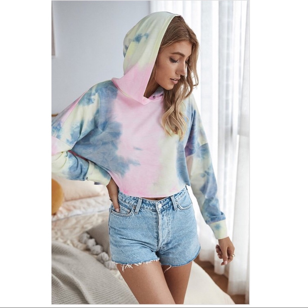 Tie Die Crop Hoodie

Polyester 95%, Spandex